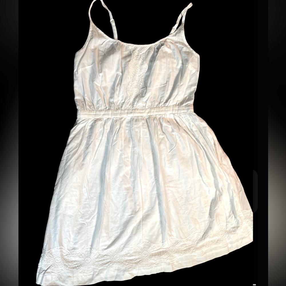 White cotton Gap dress with adjustable straps. And it has pockets!!!